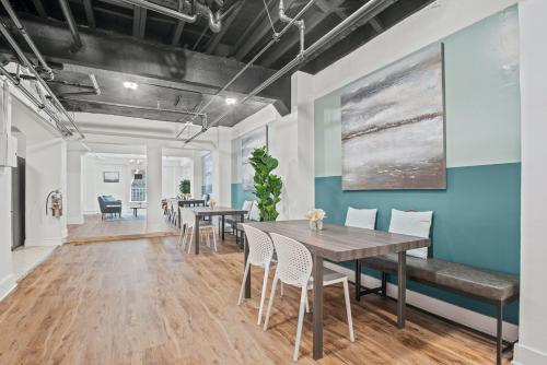 a dining room with a table and chairs at Kasa La Monarca San Francisco in San Francisco