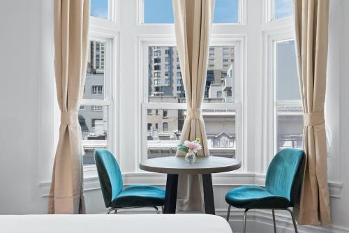 mesa y sillas en una habitación con ventana en Kasa La Monarca San Francisco, en San Francisco