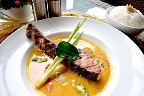 Makanan di atau berdekatan hotel