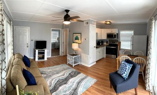 een woonkamer met een bank en een keuken bij Tybeeland Steps to the Beach with Oceanviews, Beachside of Butler Ave in Tybee Island