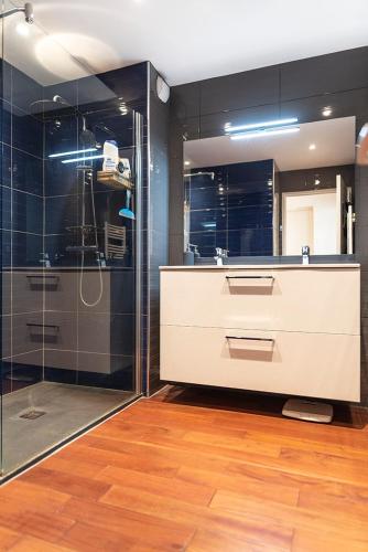 a bathroom with a shower and a white sink at Spacieux T2 remis à neuf, à 3 min des plages, terrasse in Anglet