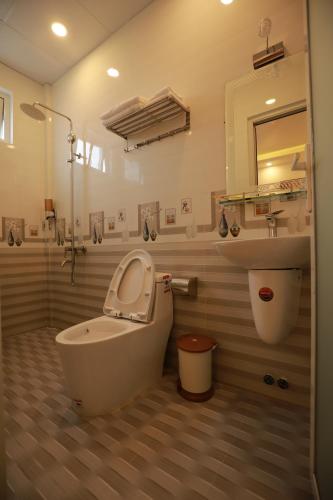 La salle de bains est pourvue d'une baignoire, d'un lavabo et de toilettes. dans l'établissement VES - PA Luxury Hotel, à Đà Lạt