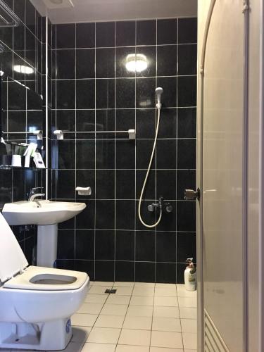 Un baño con ducha, inodoro y lavabo. en 阿鑫民宿, en Jinning