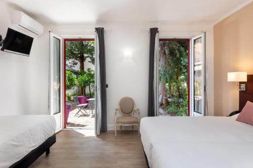 เตียงในห้องที่ The Originals Boutique, Hôtel des Orangers, Cannes (Inter-Hotel)