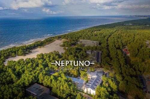 una vista aérea de la playa y del océano en Neptuno Resort & Spa, en Dźwirzyno