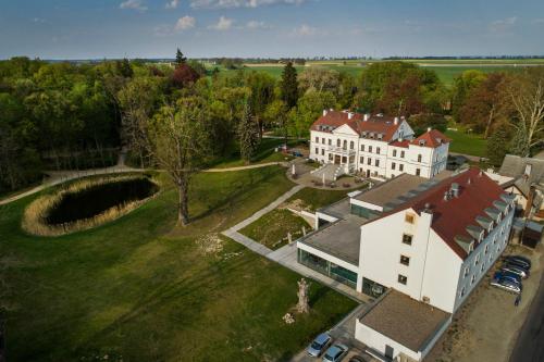 an aerial view of a large white house with a yard at Hanza Pałac Wellness & SPA in Warlubie