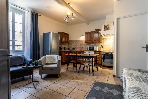 Η κουζίνα ή μικρή κουζίνα στο Au Coeur du Vieux Village
