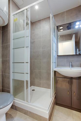 une salle de bain avec douche et lavabo dans l'établissement The Premium Stay - Duke Housing, à Vitry-sur-Seine