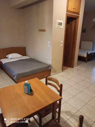 a room with a bed and a table and a table and chair at Hotel-Apartments La Strada in Tycherón