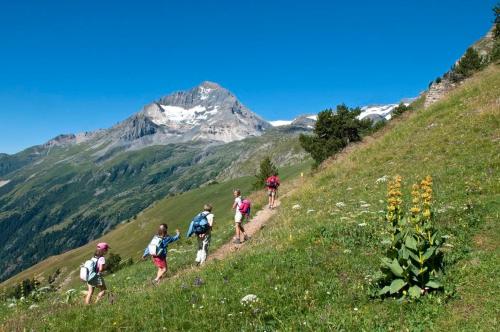 a group of people walking on a mountain trail at CIS-Ethic Etapes de Val Cenis in Lanslebourg-Mont-Cenis