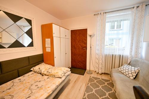 Un pat sau paturi într-o cameră la Pokój z aneksem kuchennym
