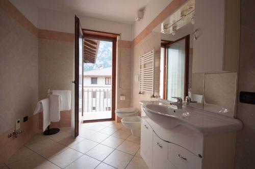 ห้องน้ำของ Castel View Apartment - Gardaslowemotion