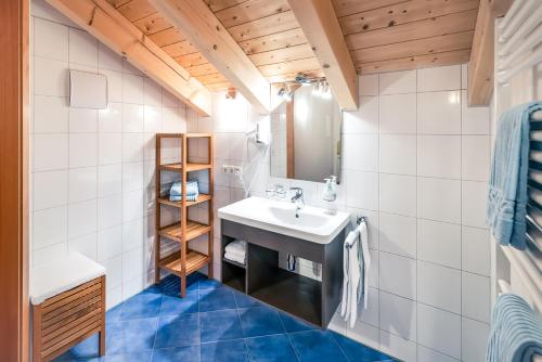 Bathroom sa Haus Rothorn