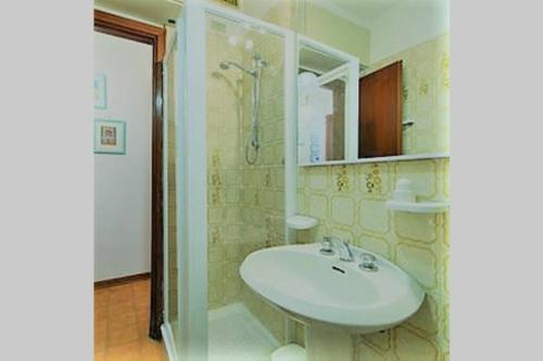 Casa Barracuda 25 في برانسيبينا أو ماري: حمام مع حوض أبيض ودش