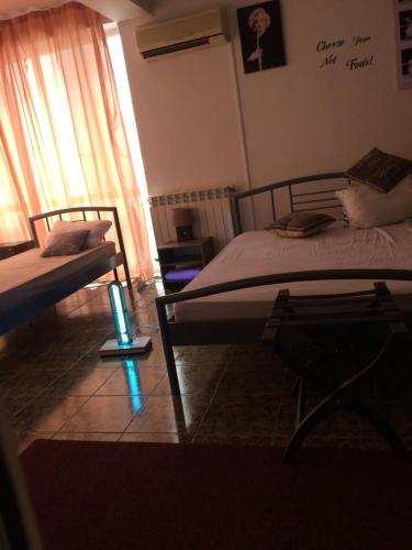 コンスタンツァにあるCasa Juliusのベッドルーム1室(ベッド2台、照明付)