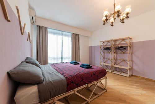 Schlafzimmer mit einem Bett und einem Fenster in der Unterkunft Emanuele Guest House in Bari