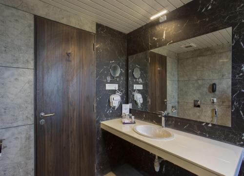 Phòng tắm tại Sarovar Portico, Somnath