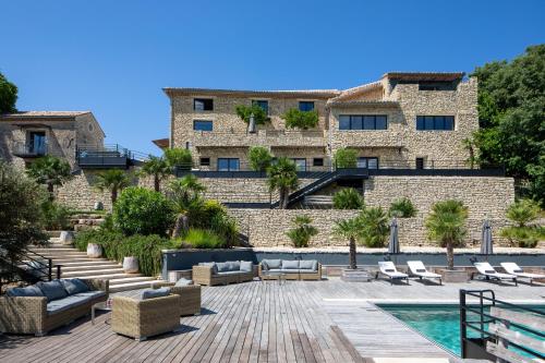 un complejo con piscina y un edificio en Hôtel La Maison de Crillon en Crillon-le-Brave