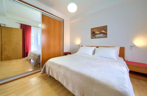 En eller flere senge i et værelse på Apartments Jele