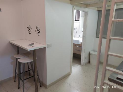 Piccola camera con scrivania e scala. di CIRO QUOVADIS a Roma