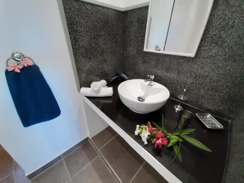索塔的住宿－SOLE DI DUME，浴室设有白色水槽和镜子