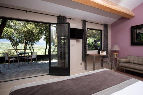 Hôtel La Maison de Crillonにあるテレビまたはエンターテインメントセンター