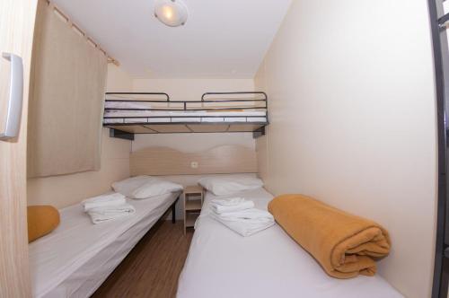 Кровать или кровати в номере Mobile Homes Camp Klenovica