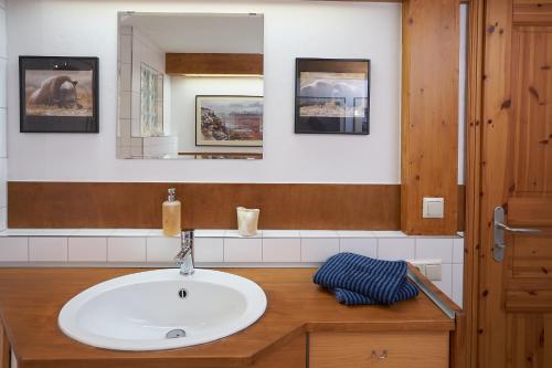 uma casa de banho com um lavatório e um espelho em Heuboden em Mellenthin
