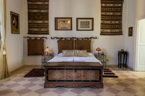 um quarto com uma cama num quarto em Cerasiello Apartment em Nápoles