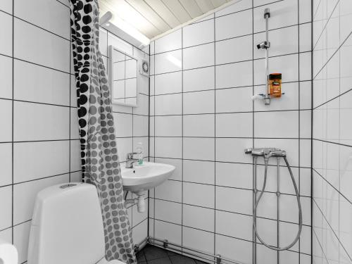 卑爾根的住宿－Grimen Camping，浴室配有淋浴帘和盥洗盆。