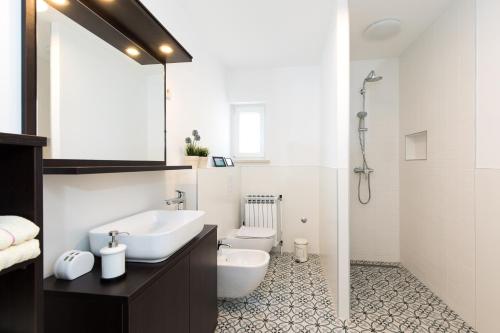 La salle de bains est pourvue d'un lavabo, de toilettes et d'un miroir. dans l'établissement Captain's Apartment with Sea View, à Kraljevica