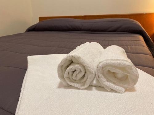 una pila de toallas sentadas encima de una cama en Casa per Ferie Sant'Anna, en Matera