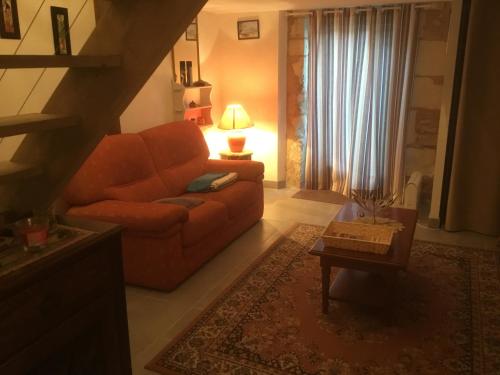 sala de estar con sofá y mesa en La Tour de Gué en Mirebeau