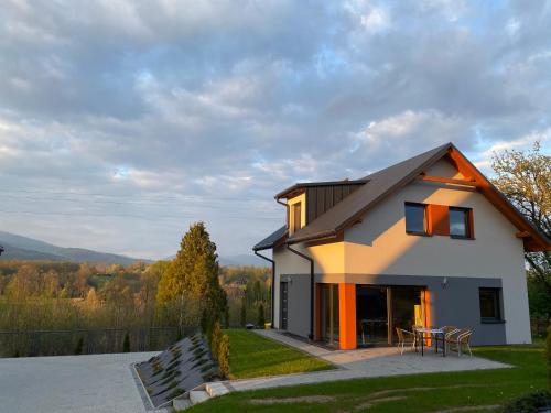 a contemporary house with a view of the mountains at Ośrodek Wypoczynkowy Mirabelka in Żywiec