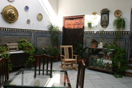 a living room filled with furniture and a clock at Pension el Portillo in Córdoba