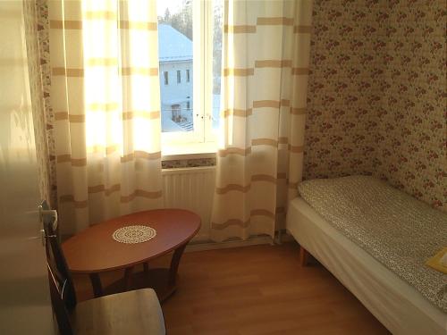 a small room with a small table and a window at Huoneistohotelli Teekki in Muuruvesi