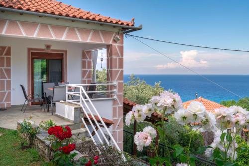 a house with a view of the ocean at Gardenia Sea View Home in Chorefto