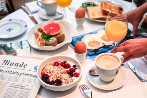 a table with breakfast foods and drinks on it at Hotel & Restaurant Marina Palamós in Palamós