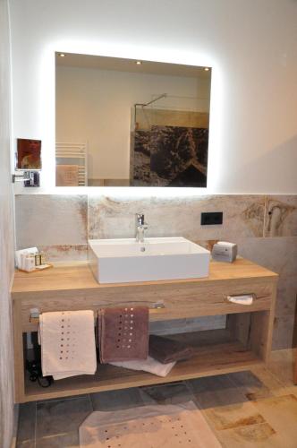 a bathroom with a sink and a mirror at Pension Sunnberg in Going