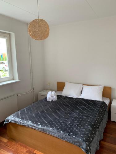 um quarto com uma cama com dois bichos de peluche em Holiday Apartment em Pärnu