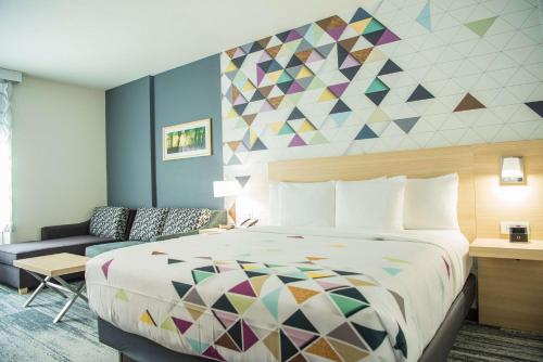 ein Hotelzimmer mit einem Bett und einem Sofa in der Unterkunft La Quinta Inn & Suites by Wyndham Lake City in Lake City