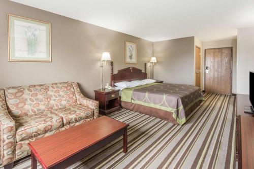 Gallery image of Super 8 by Wyndham Yorkville in Yorkville