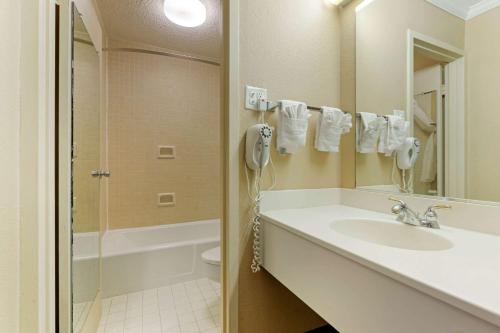 Ванная комната в Econo Lodge Near Fort Stewart, Bar, Restaurant, Laundry Facility