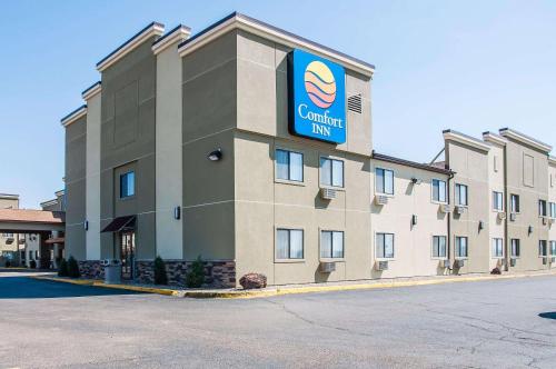 a front view of a hotel with a sign on it at Comfort Inn Dickinson in Dickinson