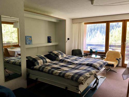 アローザにあるCasa Marlencaのベッドルーム1室(ベッド1台、テーブル、椅子付)