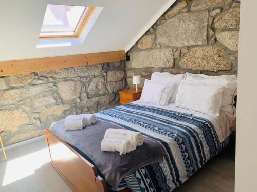 een slaapkamer met een bed met handdoeken erop bij Campanhã Boutique Station in Porto