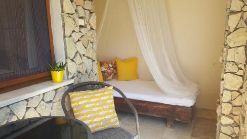 a hanging bed in a room with a window at Hotel Villa Monte in Cıralı