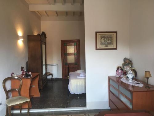 um quarto com uma cama, uma cómoda e uma secretária em Via ROMA em Montevarchi