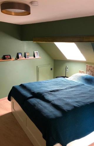 a bedroom with a bed with a blue blanket at Paradiesje in Leer