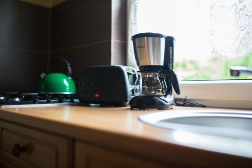 a blender sitting on a counter next to a sink at Domki nad stawem. in Polańczyk